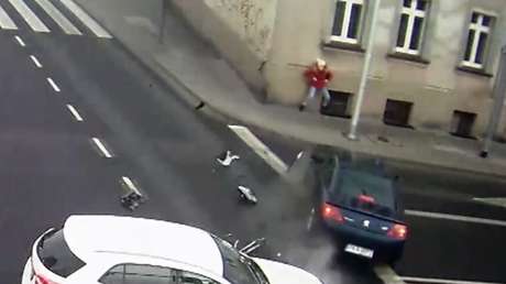 ¡Vaya suerte la de esta peatona! Se salva de milagro de ser atropellada por un coche 