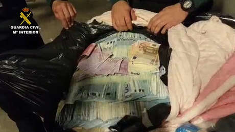 Facturan dos maletas con ropa y... ¿un millón de euros?