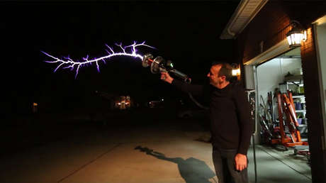 ¡No lo repita en casa!: Así funciona el increíble rifle 'lanza rayos' a base de la 'bobina de Tesla'