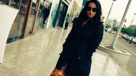 "Echen su cadáver a los perros": Amenazan a una mujer saudita por tomarse una foto sin hiyab