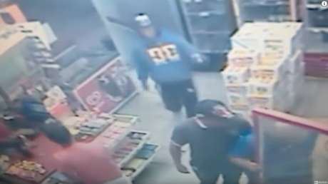 El dramático final de un joven atracador en una tienda (18+)