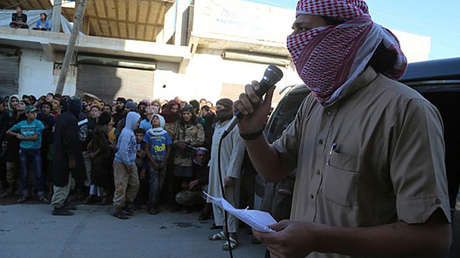 Imágenes crueles: lapidan hasta la muerte a un hombre acusado de ser gay por el EI en Alepo