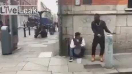 Un músico callejero inspira a un transeúnte a bailar y se queda sin un centavo