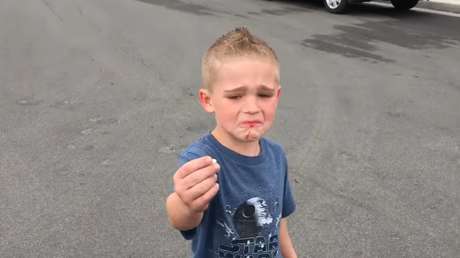 Un padre ata a su hijo al coche por una buena razón