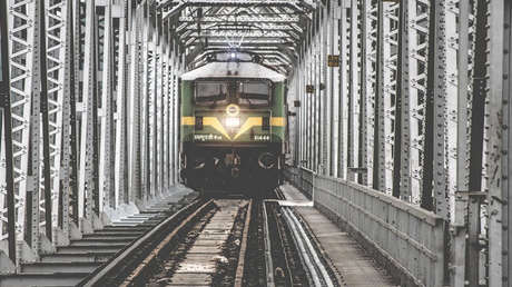 FUERTES IMÁGENES: Una mujer muere arrollada por un tren tras ser empujada por un asaltante