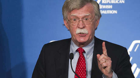 Exdiplomático de EE.UU.: El 'hackeo' de las elecciones pudo ser una "operación de bandera falsa"