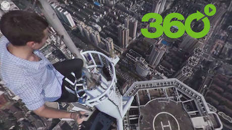 Altura peligrosa: Dos 'roofers' rusos se apoderan de un rascacielos en China