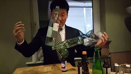 ¿Cómo hace para mantener estas botellas en equilibrio?
