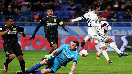 Pitan el primer penalti con ayuda de repetición de video... y el árbitro se equivoca (VIDEO)