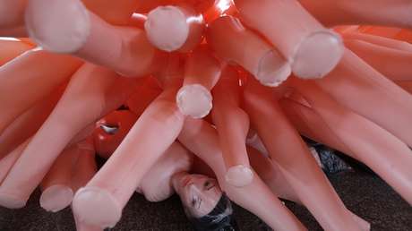 Regalan al ministro de Economía chileno una muñeca inflable para "estimular la economía"