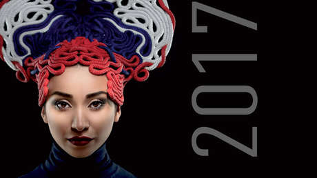 Mujeres sirias posan en un calendario para los militares rusos