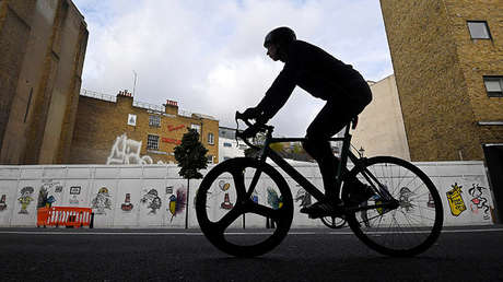 Imprudencia del secretario del Estado del Transporte de Reino Unido derriba a un ciclista (VIDEO)