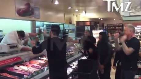 Metallica improvisa 'Enter Sandman' en un supermercado