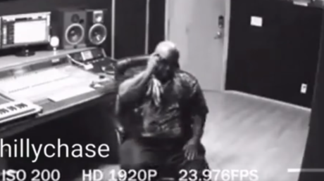 FUERTES IMÁGENES: Un celular explota en la cara de un conocido rapero y cae fulminado al suelo