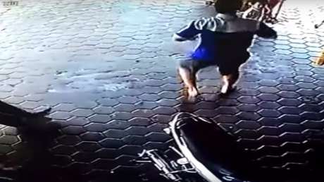 Ángel guardián: un hombre le salva la vida dos niños en el último segundo