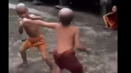 'El club de la lucha': pequeños monjes tailandeses se pelean en un templo budista