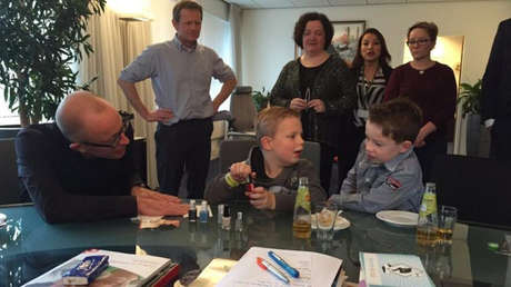 Un niño con cáncer terminal recauda dos millones de dólares pintando uñas (FOTOS)