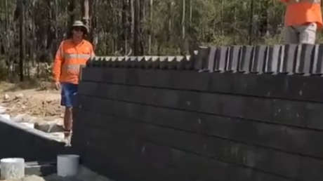 ¿Un albañil o un mago? Una increíble forma de colocar ladrillos