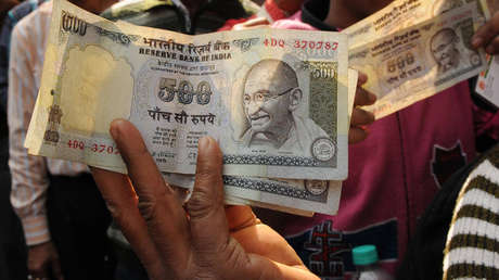 Una mujer pobre trata sin éxito de deshacerse de casi 15 millones de dólares de su cuenta bancaria