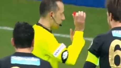 ¡Penalti! Árbitro sanciona la pena máxima por una mano del golero dentro del área