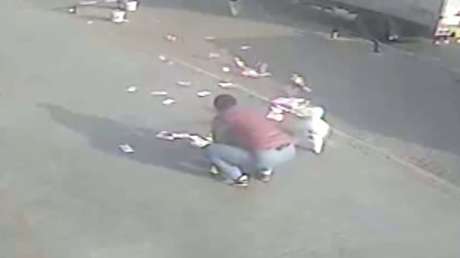 Sale del banco y se le cae todo el dinero