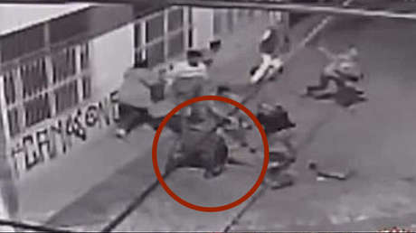 VIDEO: Policías colombianos lanzan piedras y golpean a un hombre en silla de ruedas