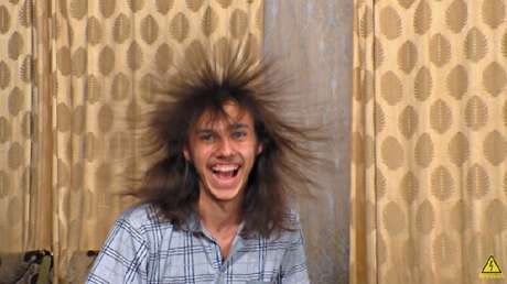 ¡No lo repitan en casa! Genera un millón de voltios y los pasa a través de su propio cuerpo (VIDEO)