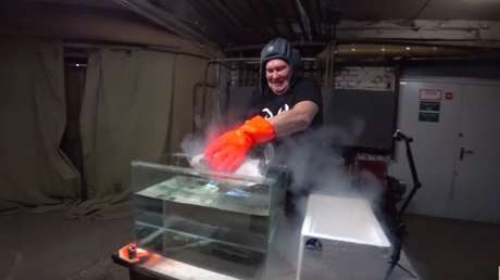 FUERTES IMÁGENES: Mete a un pez en nitrógeno líquido para ver qué pasa