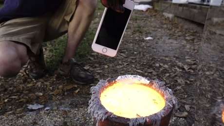 Esto es lo que pasa al sumergir un iPhone en aluminio fundido