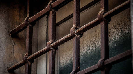 Un mexicano lleva más de 10 días detenido y aislado en Letonia tras un altercado con su casero