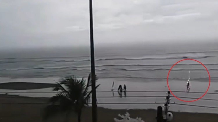 Momento exacto en el que una joven es golpeada por un rayo en una playa en Brasil