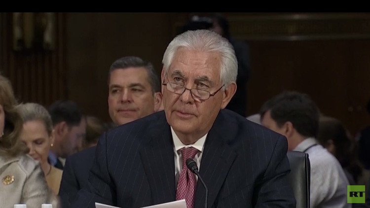 Una manifestante interrumpe en vivo el discurso del candidato a secretario de Estado de EE.UU. 