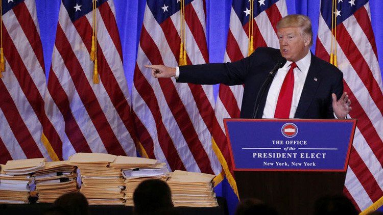 Trump califica a BuzzFeed de "basura" y se niega a responder a CNN por difundir "noticias falsas"