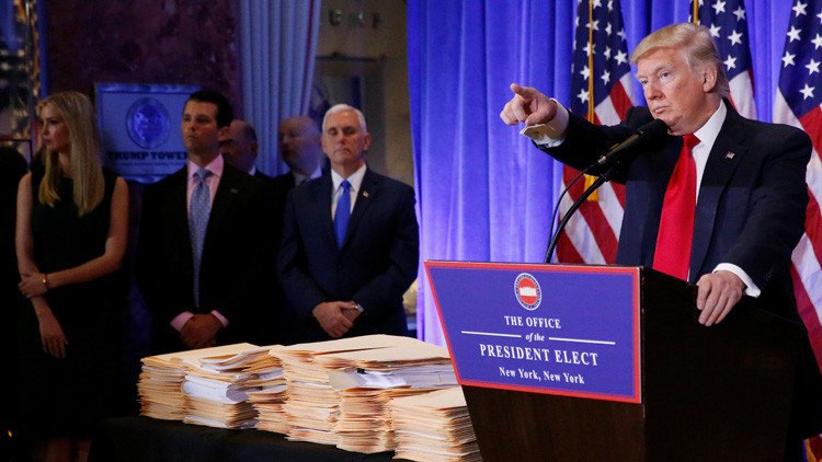 La CNN responde a las acusaciones de Trump de publicar "noticias falsas" y se distancia de BuzzFeed