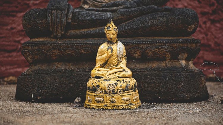 Un buda de 600 años emerge de las aguas de un embalse en China (fotos)
