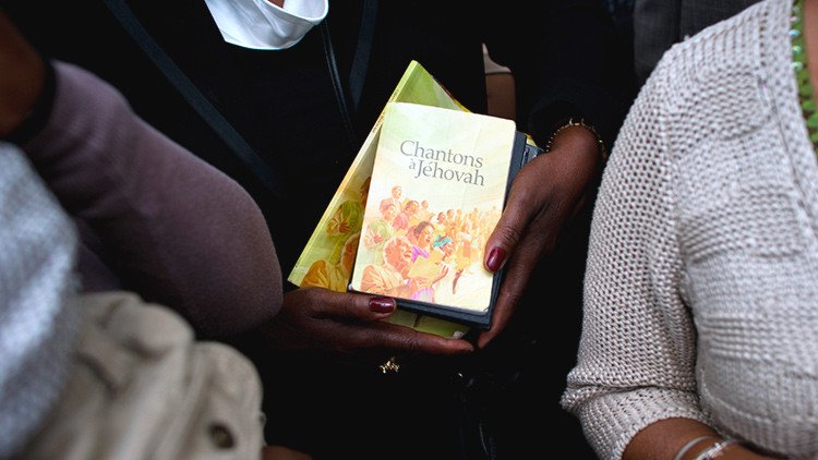 "Te quedarás sin paraíso si lo cuentas": Ex Testigos de Jehová denuncian "miles" de abusos a menores