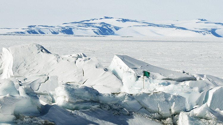 Un dron sobrevuela una grieta de 40 kilómetros aparecida en la Antártida (VIDEO)