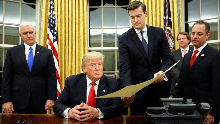 Trump firma orden ejecutiva para que agencias federales reduzcan carga financiera del 'Obamacare'