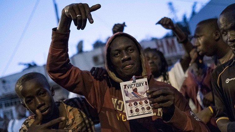 El líder de Gambia confirma su decisión de dejar el poder