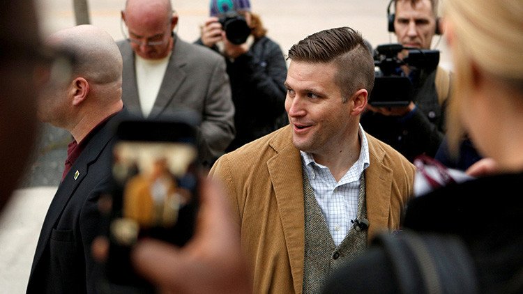 Golpean en la cara a un líder derechista de EE.UU. tras la investidura de Trump (VIDEO)