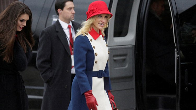 "Traje revolucionario" de la consejera de Trump genera una ola de memes en la Red