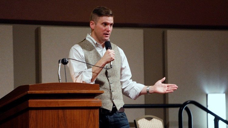 VIDEO: Un enmascarado agrede a un 'derechista alternativo' durante una protesta en Washington