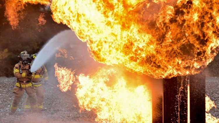 ¿Es un ave?, ¿es un avión? No, es un bombero de Dubái con un cohete propulsor (VIDEO)