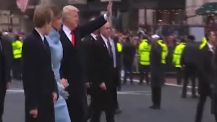 Embarazoso momento de Barron Trump con su madre en la investidura