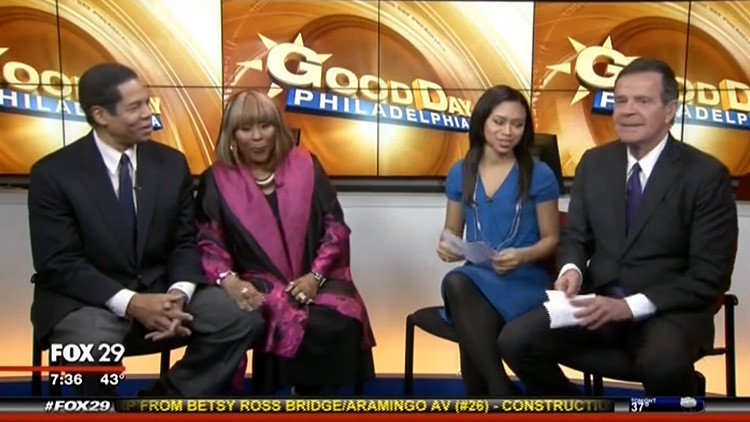 Suspenden a un presentador de Fox tras decir que una asesora de Trump es "buena en idioteces" 