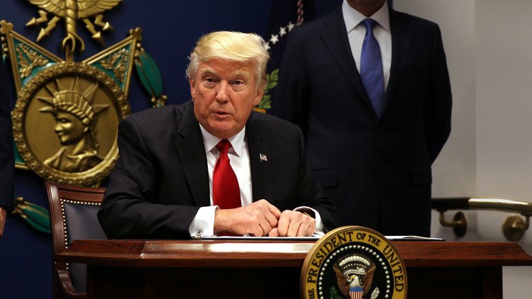 Trump acusa a dos senadores de "tratar siempre de empezar la Tercera Guerra Mundial"