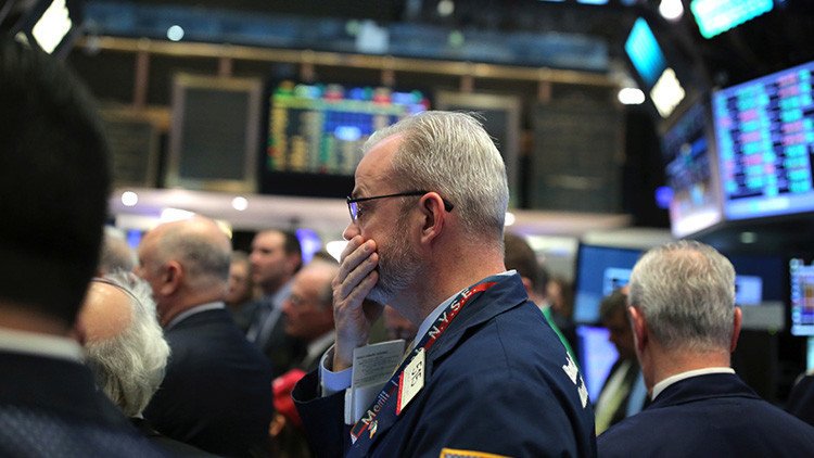 Las bolsas sufren caídas por el decreto de Trump para regular el flujo de inmigrantes en EE.UU.