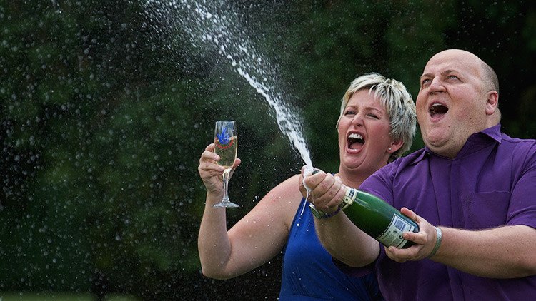 Gana millones de libras, se divorcia, se casa con una joven y esta huye con parte de la fortuna