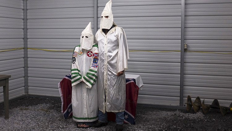 "El Klan está despierto": el Ku Klux Klan reparte folletos ofreciendo sus servicios en EE.UU.