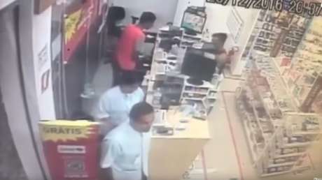 Sufre un 'castigo divino' mientras asalta una farmacia